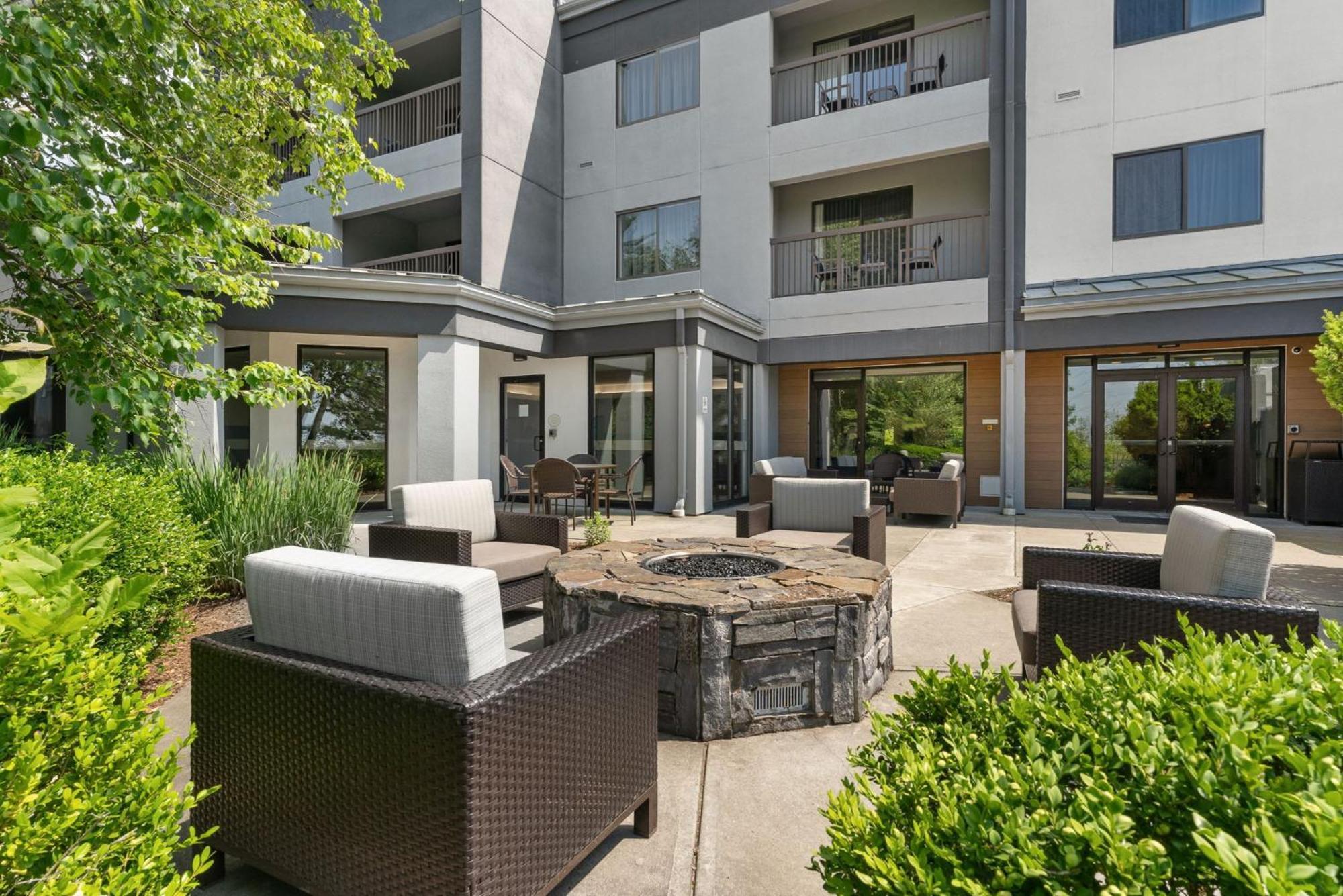 Courtyard Burlington Williston Hotell Eksteriør bilde