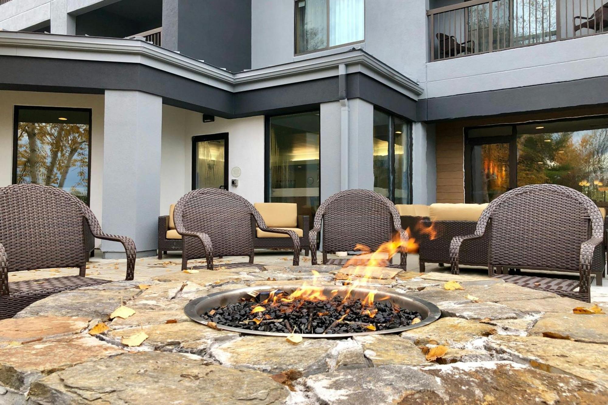 Courtyard Burlington Williston Hotell Eksteriør bilde